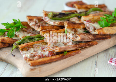 Die traditionelle türkische Küche: Pide (Pide) mit Hackfleisch und Käse, hautnah. Stockfoto