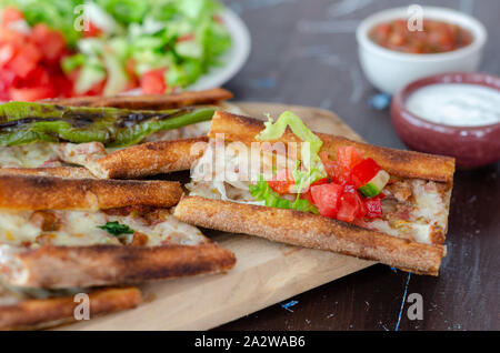 Die traditionelle türkische Küche: Pide (Pide) mit Hackfleisch und Käse, hautnah. Stockfoto