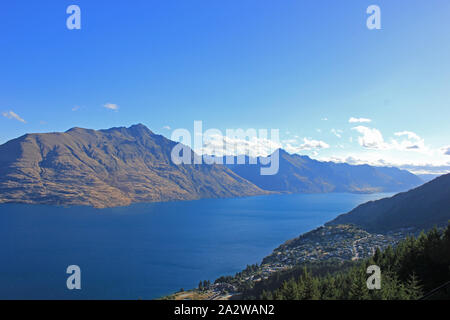 Berge rund um den See Wakatipu in Queenstown, Neuseeland Stockfoto