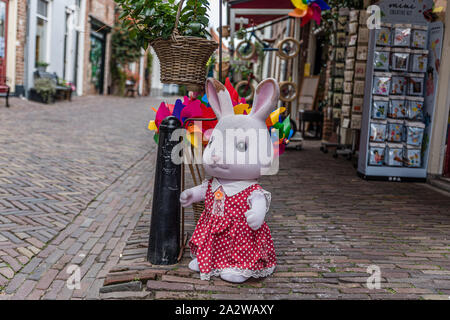 Kaninchen Marionette und Mühle Spielzeug in einem Souvenirshop in Holland die Niederlande auf der Straße Stockfoto