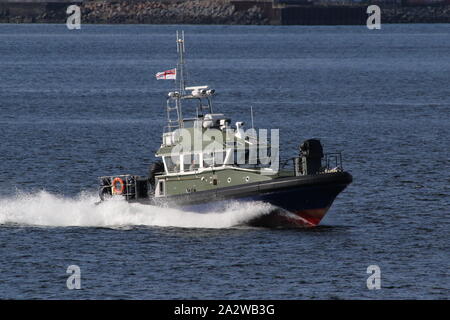 Rona, einer Insel-Klasse starten, betrieben von der Royal Marines (43 Commando Flotte Schutz Gruppe), vorbei an Gourock während der Übung gemeinsame Krieger 19-2. Stockfoto