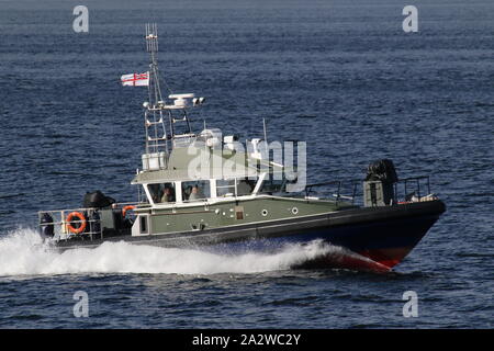 Rona, einer Insel-Klasse starten, betrieben von der Royal Marines (43 Commando Flotte Schutz Gruppe), vorbei an Gourock während der Übung gemeinsame Krieger 19-2. Stockfoto