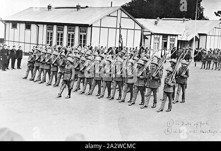 Negative - Duntroon, Australian Capital Territory, Mai 1927, der Herzog von York, der Gruß im März letzten Kadetten des Royal Military College Duntroon Stockfoto