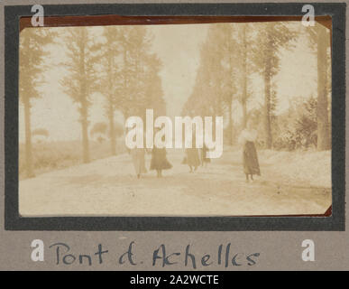Fotografie - Pont d'Achelles", Frankreich, Sergeant John Lord, der Erste Weltkrieg, 1916-1917, Schwarz und Weiß Foto, zeigt eine Gruppe von Frauen in Pont d'Achelles. Pont d'Achelles, einer kleinen Stadt in der Nähe von Mary, blieb in der Nähe der Schlacht Linie während der Mehrheit des Ersten Weltkriegs Pont d'Achelles in Alliierte Hände blieben vom 16. Oktober 1914 auf den 11. April 1918, als die Deutschen die Stadt gefangen nach harten Kämpfen Stockfoto