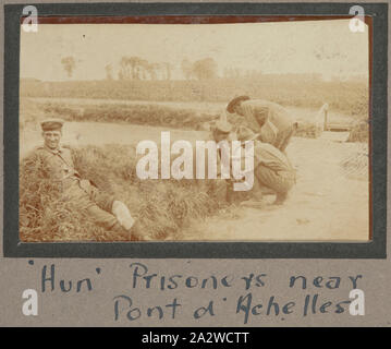 Foto - "Hun Gefangenen in der Nähe von Pont d'Achelles", Frankreich, Sergeant John Lord, der Erste Weltkrieg, 1916-1917, Schwarz und Weiß Foto zeigt zwei deutsche Kriegsgefangene durch zwei Neuseeländische Soldaten behandelt werden. Im Laufe des Ersten Weltkriegs hatte Großbritannien 72.000 Kriegsgefangene festgehalten, die meisten dieser kurz vor dem Waffenstillstand 1918. Im Vergleich hatte Deutschland 2,5 Millionen Häftlinge gefangen, mit der Mehrheit der auf den Abschluss des Krieges freigegeben werden. Zentrale Zuständigkeiten Stockfoto