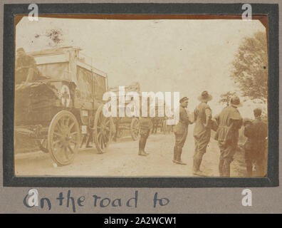 Fotografie - Krankenwagen auf dem Weg zum Wardrecques, Frankreich, Sergeant John Herr Album, Weltkrieg I, ca. Juni 1917, ein schwarz-weiß Foto zeigt eine Gruppe von Pferden gezogenen Krankenwagen und Treiber, vorübergehend unterbrochen wurde, auf dem Weg in die französische Dorf Wardrecques. Im Norden von Frankreich, Wardrecques sitzt in der Region Pas-de-Calais, 5 km östlich von St. Omer. Es wurde festgestellt, dass der 13. Feld Krankenwagen Wardrecques rund um den 25. Juni 1917 Waren. Das Pferd Krankenwagen gezeichnet Stockfoto