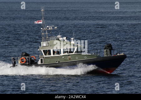 Rona, einer Insel-Klasse starten, betrieben von der Royal Marines (43 Commando Flotte Schutz Gruppe), vorbei an Gourock während der Übung gemeinsame Krieger 19-2. Stockfoto