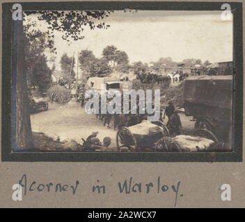 Foto - "eine Ecke in Warloy", Frankreich, Sergeant John Lord, der Erste Weltkrieg, 1916-1917, BBlack und weiß Foto zeigt eine 'busy Corner" in Warloy-Baillon, Frankreich Stockfoto