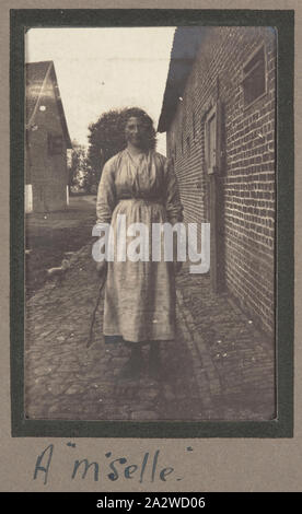 Fotografie - französische Frau, Frankreich, Sergeant John Lord, der Erste Weltkrieg, 1916-1917, Schwarz und Weiß Foto, das zeigt eine französische Frau, oder wie in der Überschrift bezieht sich auf Ihr ein ''Melle''. Während des Krieges viele französische Frauen wurde Pfleger, übernahm die Rolle der Verwaltung der landwirtschaftlichen Produktion und in Handarbeit zu machen, was hoffentlich ein Sieg der Alliierten werden würden teilgenommen. Es ist möglich, dass die Frau, die auf diesem Foto abgebildet stationierten alliierten Soldaten Stockfoto