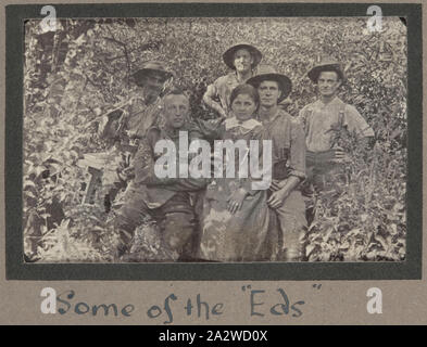 Fotografie - Australische Soldaten mit französischen Mädchen, Frankreich, Sergeant John Lord, der Erste Weltkrieg, 1916, schwarz-weiß Foto mit einer Gruppe von Off-duty Australische Soldaten für ein Foto mit einem jungen französischen Mädchen posiert. Alliierte Soldaten einquartiert wurden oft mit den örtlichen französischen Familien auf ihrem Weg zur und von der Front. Es ist möglich, dieses Kind ist die Tochter eines der billeting Familien. Wie Australische Soldaten wurden vom tragen Kameras verboten Stockfoto