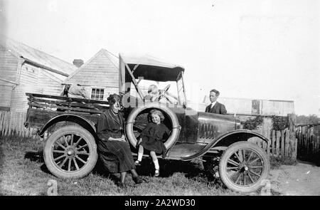 Negative - Koornalla, Victoria, ca. 1930, eine Familie, die mit ihren Ford T-Modell. Das eigene Zuhause und die landwirtschaftlichen Gebäude im Hintergrund Stockfoto