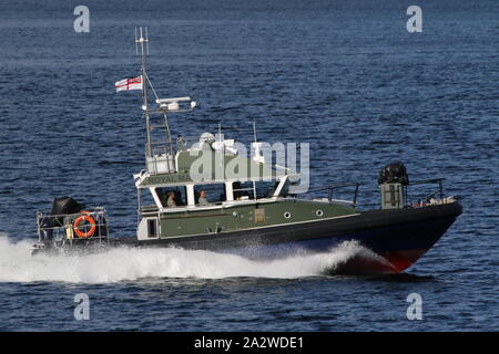 Rona, einer Insel-Klasse starten, betrieben von der Royal Marines (43 Commando Flotte Schutz Gruppe), vorbei an Gourock während der Übung gemeinsame Krieger 19-2. Stockfoto