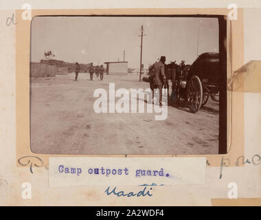 Fotografie -' Camp Outpost Guard', Maadi, Ägypten, Trooper G.S. Millar, der Erste Weltkrieg, 1914-1915, einer der 49 Fotos in ein Album vom Ersten Weltkrieg wahrscheinlich von Troop (später Leutnant) G.S. genommen worden zu sein Millar, die die Light Horse camp in Ägypten, 1915 vor Gallipoli. Dieses Bild zeigt die Outpost guard rund um die Australian Light Horse Camp bei el-Ma'adi (Meadi). El-Ma 'Adi (Meadi) Camp war einer von drei Trainingslager in Ägypten, die durch die A.I.F. und die N.Z.E.F verwendet wurden. Stockfoto