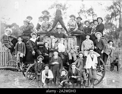 Negative - Bendigo, Victoria, ca. 1900, eine Gruppe von Ministranten auf einen Trainer. Es ist ein Priester, der in der Mitte der Gruppe. Sie waren im Begriff, ein Picknick Stockfoto