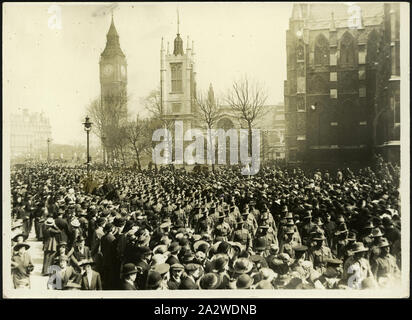 Fotografie - australischen Soldaten, Anzac Day Parade, London, 1916, schwarz-weiß Foto von australischen Soldaten in der Anzac Parade, London, 1916. Ursprünglich als 1919 identifiziert; jedoch im Jahre 1919 marschierten die Soldaten mit Gewehren und Bajonetten; 1916 zogen die unbewaffneten wie in diesen Fotos, und die Menge stand nahe - Zeitung Berichte aus der Zeit beschrieb es als die Menge, die zu umarmen und sie zu nähren. Eine von drei Drucke Stockfoto