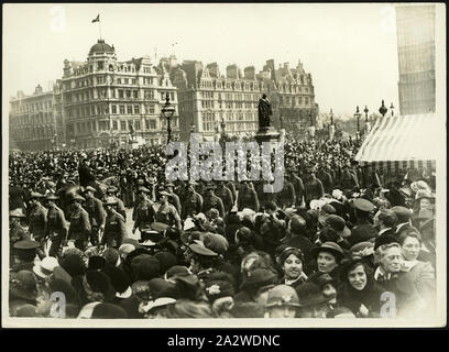 Fotografie - australischen Soldaten, Anzac Day Parade, London, 1916, schwarz-weiß Foto von australischen Soldaten in der Anzac Parade, London, 1916. Ursprünglich als 1919 identifiziert; jedoch im Jahre 1919 marschierten die Soldaten mit Gewehren und Bajonetten; 1916 zogen die unbewaffneten wie in diesen Fotos, und die Menge stand nahe - Zeitung Berichte aus der Zeit beschrieb es als die Menge, die zu umarmen und sie zu nähren. Eine von drei Drucke Stockfoto