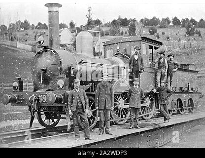 Negative - Victorian Railways F-Klasse 2-4-0 Dampflok & Crew auf der Drehscheibe, Ebern, Victoria 1890, Kopie von einem Schwarz/Weiß Foto zeigt eine der 2-4-0-type Dampf Passagier Lokomotiven durch das Phoenix Gießerei, von Ballarat gebaut, während der späten 1870s, für den Einsatz auf dem Land Strangleitungen oder 'Linien', die in Central Victoria zwischen 1873 und 1893 gebaut wurden. Die Motoren wurden in zwei Chargen Nr. 126-144 (gerade Zahlen) gebaut, die in Betrieb gingen in 1876-77 Stockfoto