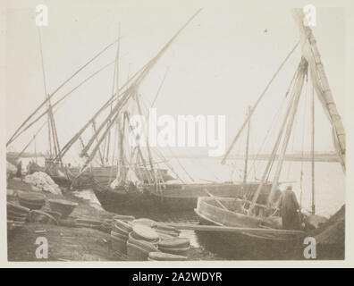 Fotografie - Boote auf Bedrashen Canal, Ägypten, Kapitän Edward Albert McKenna, der Erste Weltkrieg, 1914-1915, einer der 108 Bilder in einem Album vom Ersten Weltkrieg wahrscheinlich durch Kapitän Edward Albert McKenna genommen worden zu sein. Das Album enthält Fotos der 7 Bataillon in Ägypten. Bild von einem Kanal in der Nähe von Bedrashen. Nach der Inschrift dieses Bild wurde auf der Reise Kapitäne McCrae, McKenna und Mason und Leutnants Chapman, De Ravin und Scanlan zu den akara nahm genommen Stockfoto