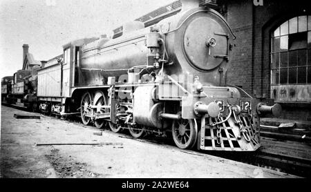 Negative - Victoria, circa 1930, die Konsolidierung C Klasse 2-8-0 Typ Dampflok Nr. 12. Die C-Klasse Lokomotiven wurden von der Victorian Railways Newport Workshops zwischen 1918-1926 gebaut und wurden als Ware Lokomotiven verwendet. In diesem Bild Nr. 12 wird hochgezogen, an einer Station gezeigt Stockfoto