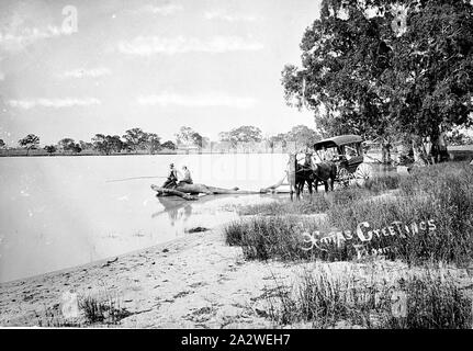 Negative - Natimuk, Victoria, um 1910, zwei Männer sind auf einem Baumstamm Angeln in einem See sitzen. Es ist ein Mann in einer Pferdekutsche am See Stockfoto