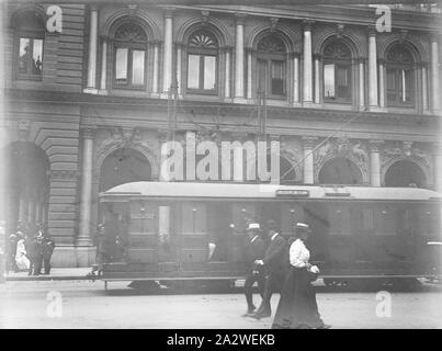 Glas Negativ - Circular Quay Straßenbahn, Sydney, ca. 1900 s, Schwarz und Weiß 1/4 Platte Glas negative mit einem Circular Quay mit der Straßenbahn in der Stadt Sydney, mit Fußgängern in Front und einem großen Sandstein Gebäude hinter, circa 1900. Dies ist eines von zwölf Minuspunkte, die ursprünglich in einer Kaiserlichen spezielle Schnelle Platten Box mit Szenen in Sydney und ein Picknick an einem unbekannten Ort aufbewahrt, vermutlich in New South Wales und Victoria. Die Herkunft dieser Bilder ist Stockfoto