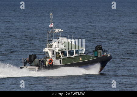 Rona, einer Insel-Klasse starten, betrieben von der Royal Marines (43 Commando Flotte Schutz Gruppe), vorbei an Gourock während der Übung gemeinsame Krieger 19-2. Stockfoto