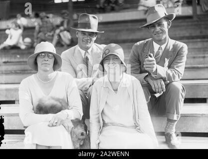 Glas Negativ - Paare im Sport Stand, ca. 1930 s, Schwarz und Weiß, die Hälfte der Platte negative mit einer Gruppe von zwei Männer und zwei Frauen in einem Sport stand sitzen. Diese sind möglicherweise Mitglieder der Unabhängigen Reihenfolge der Rechabiter, da es andere Fotos in dieser Gruppe mit Rechabite Mitglieder und der Mann auf der rechten Seite trägt eine ehrennadel oder Medaille, ähnlich wie in anderen Fotografien von Rechabite Gruppen. Die Herkunft dieses Bildes ist unklar Stockfoto
