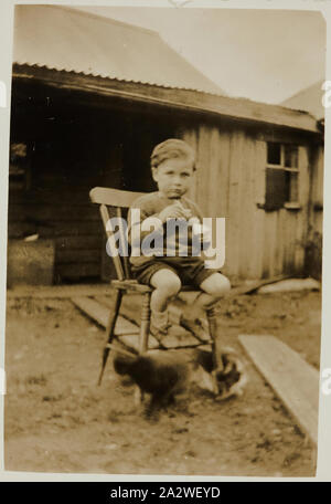 Digitales Bild - John (Jack) Lawrey, dem Hochland, Kinglake, circa 1925, digitale Kopie von original Foto von John (Jack) Lawrey, Sohn von Bert und Laura Lawrey, dem Hochland, Mitte der 1920er-Jahre. Dies ist Teil einer Sammlung von Familie Fotos zu 'Hochland' Homestead beziehen. Die Lawrey Familie waren frühe Siedler im Kinglake Bereich und im 'Hochland' Homestead aus den späten 1890er Jahren bis 1950 lebte. Der Schornstein aus 'Hochland' ist Teil der Viktorianischen Buschfeuer Stockfoto