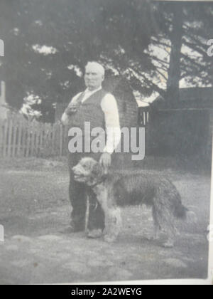 Digitales Bild - Johannes Lawrey mit seinem Hund, dem Hochland, Kinglake, circa 1930, digitale Kopie von original Foto von Johannes Lawrey mit seinem Hund, Kinglake, circa 1930. Dies ist Teil einer Sammlung von Familie Fotos zu 'Hochland' Homestead beziehen. Die Lawrey Familie waren frühe Siedler im Kinglake Bereich und im 'Hochland' Homestead aus den späten 1890er Jahren bis 1950 lebte. Der Schornstein aus 'Hochland' ist Teil der Viktorianischen Buschfeuer Sammlung. "Das Hochland Stockfoto