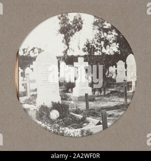 Digitales Bild - der Erste Weltkrieg, Friedhof, Ägypten, 1915-1917, digitale Bild ein Foto aus einem Album zusammengestellt von Schwester Selina Lily (Lil) Mackenzie, dokumentieren das Leben in einer australischen Krankenschwester während des Ersten Weltkrieges Lil an der ersten australischen General Hospital (AGH) von Oktober 1915 bis Januar 1917 pflegte. Die 1 AGH war im Heliopolis Palace Hotel am nord-östlichen Rand von Kairo Stockfoto