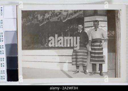 Digitale Fotografie - Besitzer & Assistant außerhalb Schaufenster, Doolans Metzgerei, Fitzroy North, circa 1931, zwei Männer in gestreifte Schürzen, zwischen Schaufenster und Shop Eingang der Metzgerei. Auf diesem Foto sehen Sie Metzger Jack Doolan mit seinem Sohn Joseph außerhalb J W Doolan Metzgerei ca. 1931 stehen. Jack ging das Geschäft seinem Sohn Joseph. Es ist immer noch wie eine Metzgerei laufen, obwohl mit einem anderen Eigentümer. Es ist an der Ecke der Westgarth & Brunswick Street in North Fitzroy Stockfoto