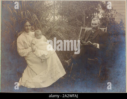 Digitale Bild- Elizabeth & John Lawrey mit Baby Margery, dem Hochland, Kinglake, 1908, digitale Kopie von original Foto von Elisabeth und Johannes Lawrey mit Margery (Baby), im vorderen Garten des Hochlands, 1908. Dies ist Teil einer Sammlung von Familie Fotos zu 'Hochland' Homestead beziehen. Die Lawrey Familie waren frühe Siedler im Kinglake Bereich und im 'Hochland' Homestead aus den späten 1890er Jahren bis 1950 lebte. Der Schornstein aus 'Hochland' ist Teil der Stockfoto