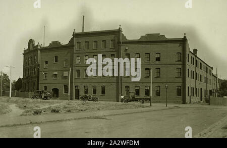 Foto, Austral Laborgebäude 1886 & Lkw, Abbotsford, Victoria, 1927-1930, Schwarz und Weiß sepia getont Foto des Kodak Australasien Fabrik in Abbotsford, Victoria, 1927-1930. Dieses Foto verfügt über die 1886 Austral Laborgebäude, die Kurven um Southampton Halbmond in Abbotsford, die auf der Kodak Fabrikgelände. Drei Fahrzeuge und ihre Fahrer, einschließlich einer Kodak Lieferwagen, sind vor dem Gebäude. Dieses Gebäude war ursprünglich Teil der Austral Stockfoto