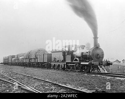 Negative - Victorian Railways F-Klasse 2-4-0 Dampflok Schleppen eine gemischte Güter und Personenzug, Waubra, Victoria, 1910, Kopie von einem Schwarz/Weiß Foto zeigt eine der 2-4-0-type Dampf Passagier Lokomotiven durch das Phoenix Gießerei, von Ballarat gebaut, während der späten 1870s, für den Einsatz auf dem Land Strangleitungen oder 'Linien', die in Central Victoria zwischen 1873 und 1893 gebaut wurden. Die Motoren wurden in zwei Chargen Nr. 126-144 (gerade Zahlen) gebaut, die in Betrieb gingen in 1876-77 Stockfoto