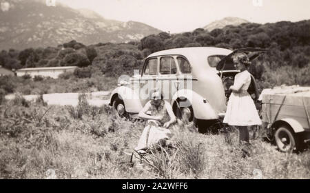 Digitales Bild - Familie Camping auf Phillip Island, Victoria, 1951, Foto während einer Familie camping Reise nach Phillip Island Ende 1951 übernommen. Das Foto zeigt die Spender und ihre jüngere Schwester neben der Familie Auto. Ihr Vater erschossen Hasen für das Essen während der Reise. Er würde sie sauber, und der Spender würde Sie kochen. Das digitale Bild war von einer ursprünglichen Schwarz und Weiß 7 x 11 Drucken genommen Stockfoto