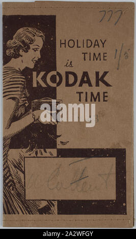 Film Wallet - Kodak Australasia Pty Ltd", die Urlaubszeit ist Kodak Zeit', ca. 1930, Kodak Film Portemonnaie, von Kodak Australasia Pty Ltd ca. 1930er Jahre hergestellt. Es verfügt über den Slogan "Urlaubszeit ist Kodak Zeit' und das Papier Briefumschlag zusammen am oberen und unteren genäht wird, mit zwei kleinen internen Seitentaschen mit Informationen zu Sonderaktionen für Kodak Vergrößerungen und Film gedruckt werden. Dieses Objekt ist Teil der Kodak Sammlung von Produkten, Werbematerialien, Fotos Stockfoto