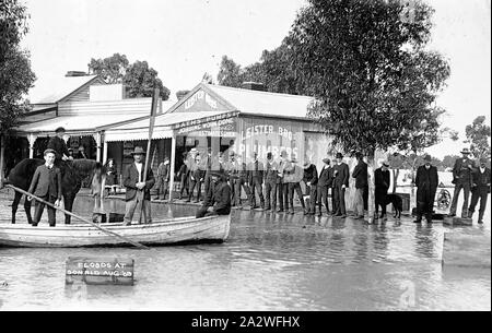 Negative - Donald, Victoria, 19.09.1909, Leute floodwaters Inspektion in Donald. Die meisten stehen außerhalb leister Brüder, Klempner. Zwei Männer und ein Junge werden in einem Ruderboot und ein anderer Mann ist auf dem Pferderücken Stockfoto