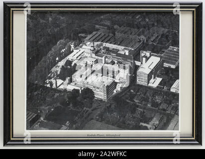 Foto, Luftaufnahme von Kodak Fabrik, Abbotsford, Victoria, circa 1930s, Gerahmten schwarz und weiß Silber Gelatine Foto mit einem Luftbild des Kodak Australasia Pty Ltd Fabrik in Abbotsford, ca. 1930er-Jahre hergestellt und ein breites Spektrum an fotografischen Produkte, Australasien, wie Film, Papier, Chemikalien, Kameras und sonstige Ausrüstungen verteilt. Ihre Kundenbasis enthalten Amateur- und Profifotografen sowie spezialisierte medizinische Stockfoto