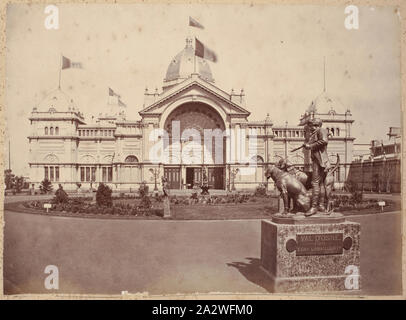 Fotografie - Französische Brunnen, östlichen Vorplatz, Ausstellungsgebäude, 1880-1881, mit Blick auf die französischen Skulptur Ausstellungen und ursprünglichen Brunnen im östlichen Vorplatz der Ausstellungsbauten, Carlton Gardens, zwischen dem 1. Oktober 1880 und 30. April 1881. Obwohl unklar ist, wenn der Brunnen wurde entfernt, Fotografien der östlichen Vorplatz im frühen zwanzigsten Jahrhundert bereits verraten, dass der Brunnen von der aktuellen Design, hergestellt von Antoine ersetzt wurde Stockfoto