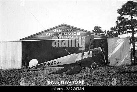 Negative - Avro 504 K, Doppeldecker, Geelong, Victoria, 1922, Eine Avro 504K Doppeldecker G-AUCJ (E3432) außerhalb der Hangar des Pratt Brüder Geelong Air Service Stockfoto