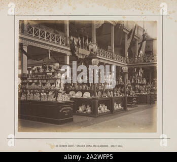 Foto - Deutsches Gericht, Großer Saal, Ausstellungsgebäude, 1880-1881, mit Blick auf die Vorderseite des deutschen Gerichts in der Großen Halle an der 1880 Melbourne International Ausstellung auf der Messe Gebäude, Carlton Gardens, zwischen dem 1. Oktober 1880 und 30. April 1881. Zusätzlich zu der ständigen Ausstellung Gebäude, zwei permanente Anhänge sowie eine große, zentrale hölzerne provisorische Anhang konstruiert die Gerichte verschiedener Länder zu Haus, oder Stockfoto