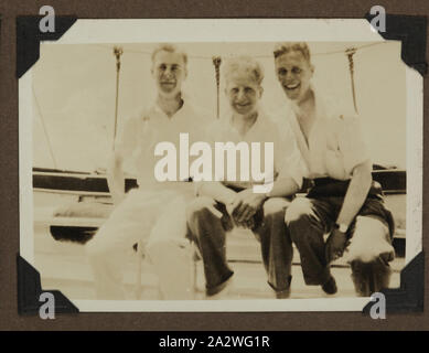 Foto-Gruppe Porträt von drei unbekannte Männer an Bord der SS Jervis Bay, 1928, einer der 90 drei Bilder von einem Foto Album nach Australien geholt von Archibald Gordon Maclaurin migriert, wenn er im Jahr 1928. Es schließt frühe Fotos seiner Vorbereitung der Migration für Reisen nach Frankreich, sowie Fotos, die er einmal in Australien hinzugefügt, inklusive Fotos, die ihm von Familie in England geschickt, und Bilder aus seiner Migration Stockfoto