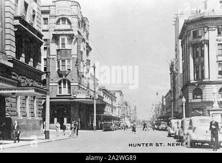 Negative - Newcastle, New South Wales, ca. 1935, Kraftfahrzeuge und Gebäude in Hunter Street Stockfoto