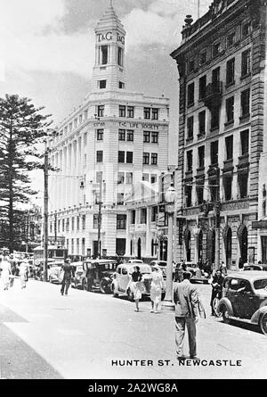 Negative - Newcastle, New South Wales, vor 1940, Fußgänger und Autos in Hunter Street, Newcastle Stockfoto