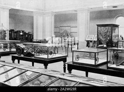 Kopieren Negativ - Innenansicht der Industrielle & Technologische Museum, Melbourne, 1870, Kopie der fotografische Negative zeigen Interieur der neuen industriellen und technologischen Museum (Science Museum) im Jahre 1870. Das Museum wurde im Jahre 1870 unter Cosmo Newberry gegründet, mit dem Zweck der Erziehung Anfänger gold Asylbewerber auf Gold-Mining Techniken. Von 1870 bis 1992, das Museum der Wissenschaft teilte die Swanston Street Gebäude mit der Öffentlichen Bibliothek von Victoria (Staatsbibliothek von Victoria Stockfoto