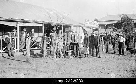 Negative - Männer außerhalb der Westward Ho Hotel, Isisford, Queensland, ca. 1915 Männern außerhalb des Westward Ho Hotel. Die Isisford Hotel im Hintergrund Stockfoto