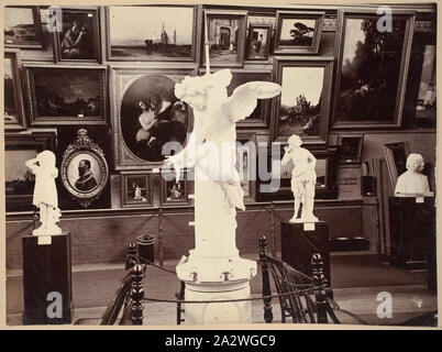 Fotografie - italienischen Fine Art Gallery, Großer Saal, Ausstellungsgebäude, 1880-1881, mit Blick auf die italienischen Fine Art Gallery Display an der südlichen Wand des östlichen Kirchenschiff in der Großen Halle an der 1880 Melbourne International Ausstellung auf der Messe Gebäude, Carlton Gardens, zwischen dem 1. Oktober 1880 und 30. April 1881. Die Bildergalerien der verschiedenen Länder waren auf der ersten Etage einen Balkon der Hauptausstellung Gebäude befindet. Das italienische Gericht belegt Stockfoto