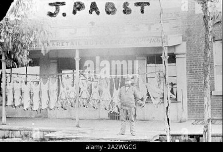 Negative - Eaglehawk, Victoria, 1865, ein Mann stand vor dem Geschäft von J. Pabst, Gross- und Einzelhandel Fleischerei. Es gibt eine Reihe von Schlachtkörpern außerhalb der Shop ausgesetzt Stockfoto