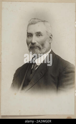 Digitales Bild - Johannes Lawrey, dem Hochland, Kinglake, 1914, digitale Kopie von original Foto von Johannes Lawrey, Kinglake, 1914. Dies ist Teil einer Sammlung von Familie Fotos zu 'Hochland' Homestead beziehen. Die Lawrey Familie waren frühe Siedler im Kinglake Bereich und im 'Hochland' Homestead aus den späten 1890er Jahren bis 1950 lebte. Der Schornstein aus 'Hochland' ist Teil der Viktorianischen Buschfeuer Sammlung. "Das Hochland' wurde zerstört Stockfoto