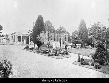 Negative - Reben Familie stellte im Garten Ihrer Familie zu Hause, Geelong, Victoria, circa 1885, die Reben Familie im Garten ihrer grossen Familie zu Hause gestellt. Umfangreiche formal Garten vor dem Haus konzipiert Stockfoto